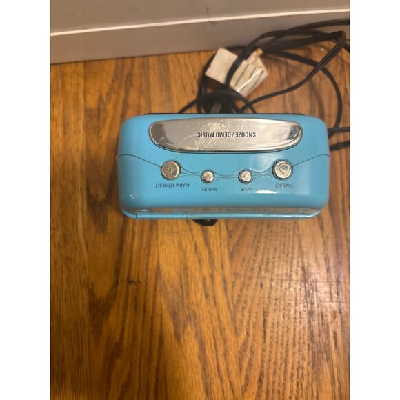 Timex T-147L Blue Retro Alarm Clock Radio With Rock & Roll Sounds - Picture 5 of 6